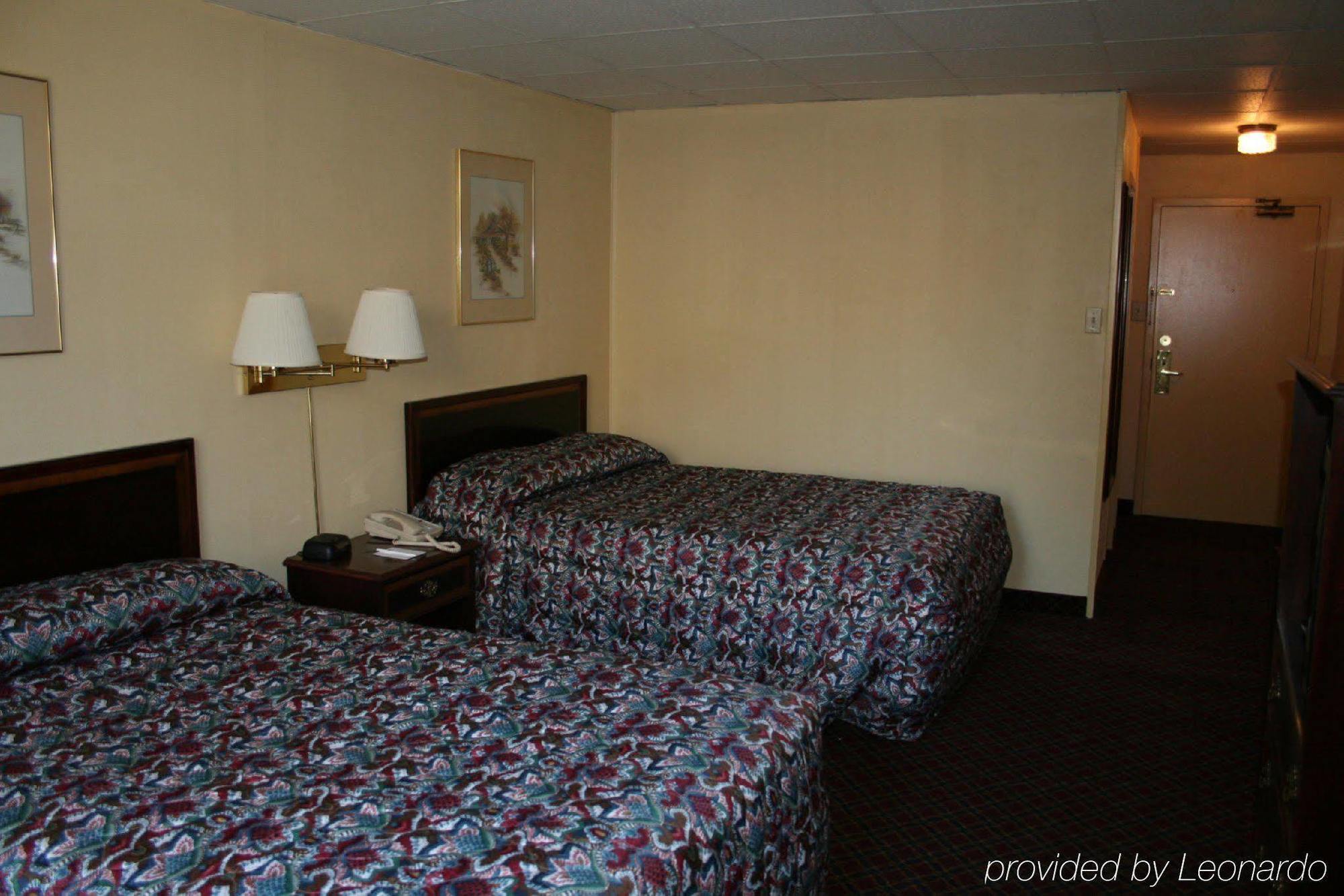 Westmont Inn & Suites Omaha Room photo