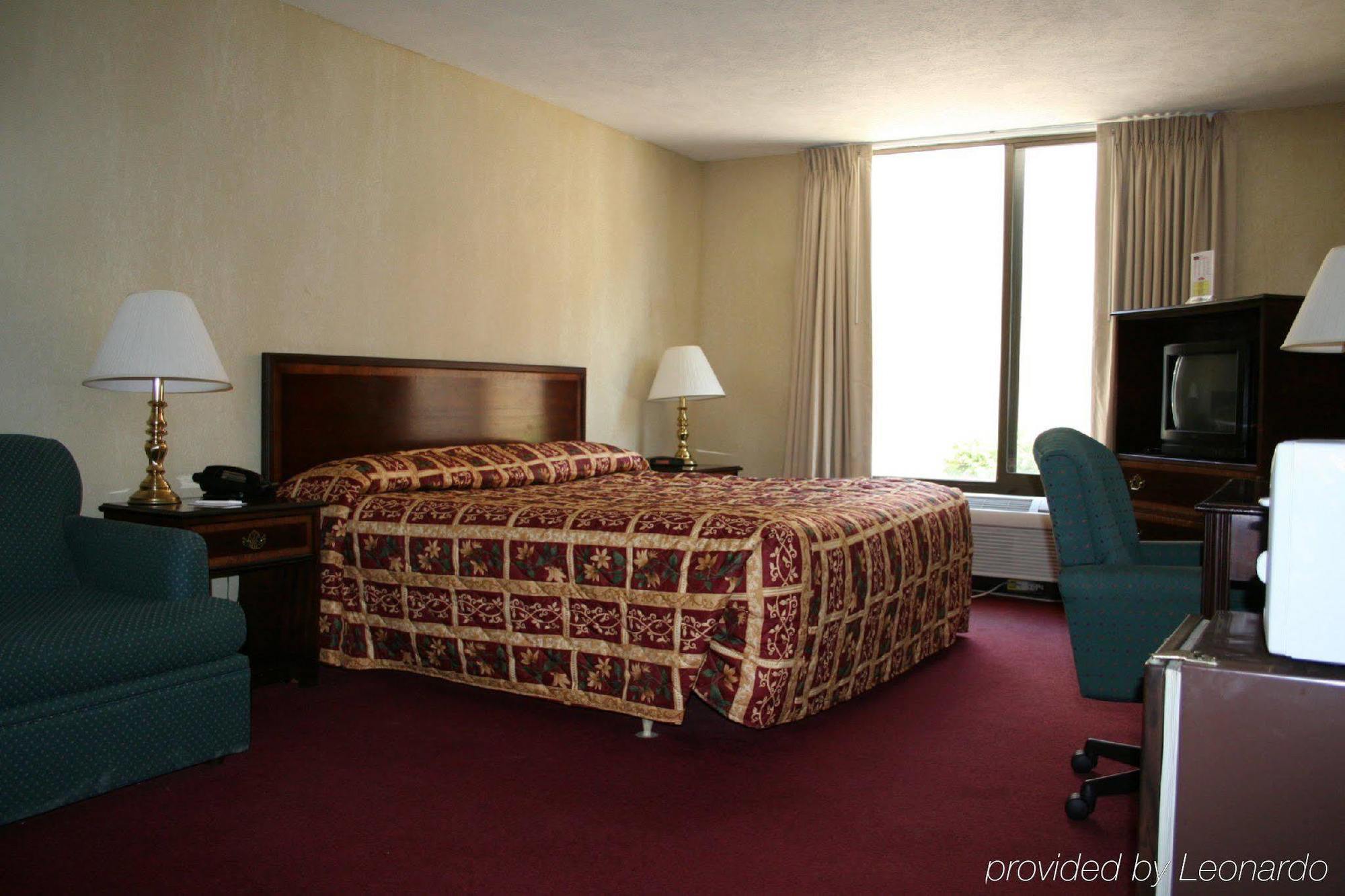 Westmont Inn & Suites Omaha Room photo